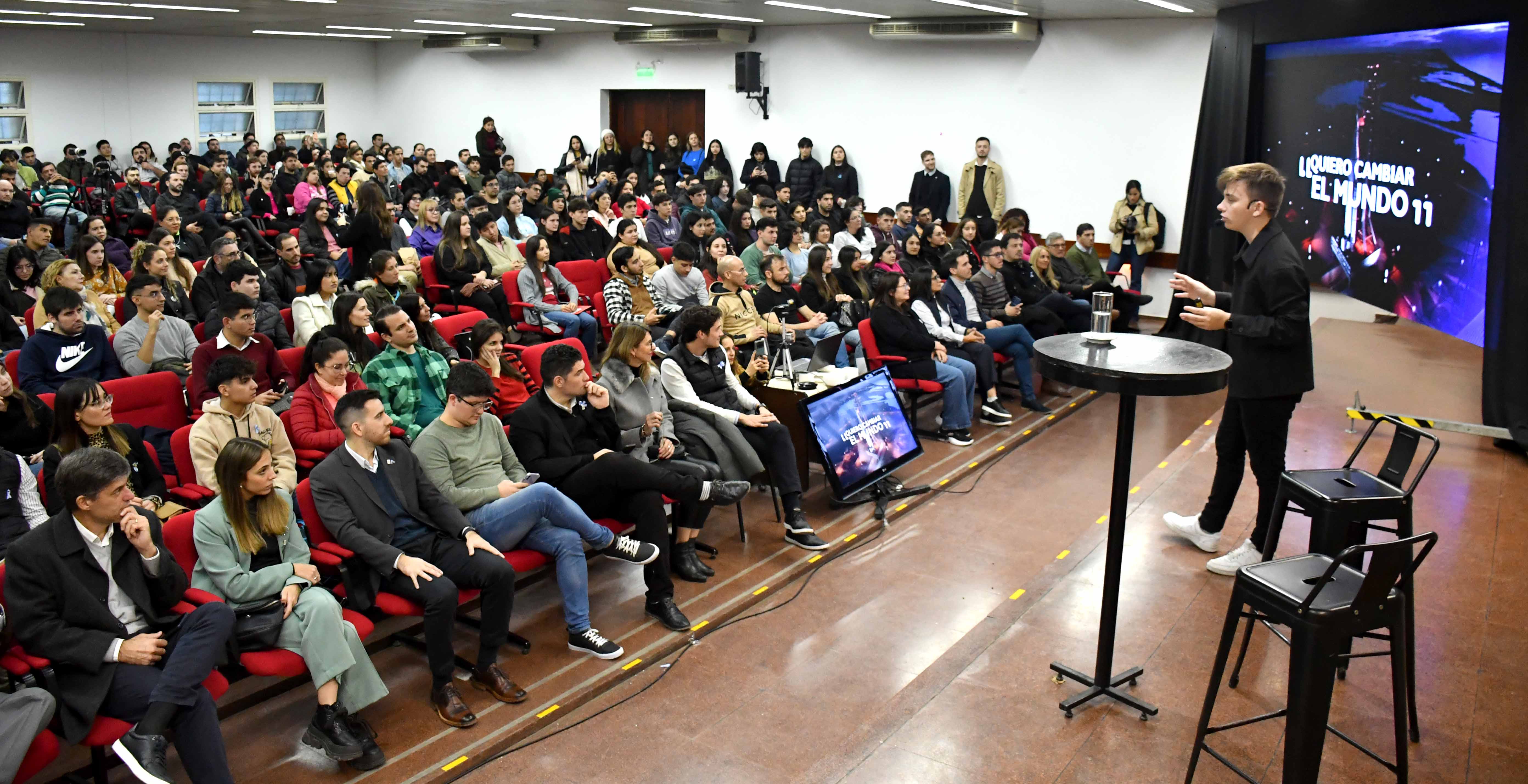 Mateo Salvatto cerró la Expo Trabajo UNNE de la mano de NBCH